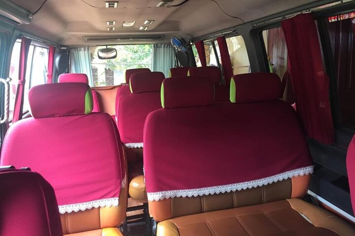 Skupina červených sedadel v autobuse