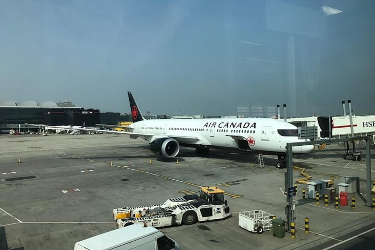 Letadlo společnosti Air Canada je zaparkované na letišti