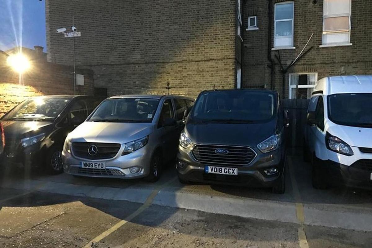 un gruppo di auto parcheggiate in un parcheggio