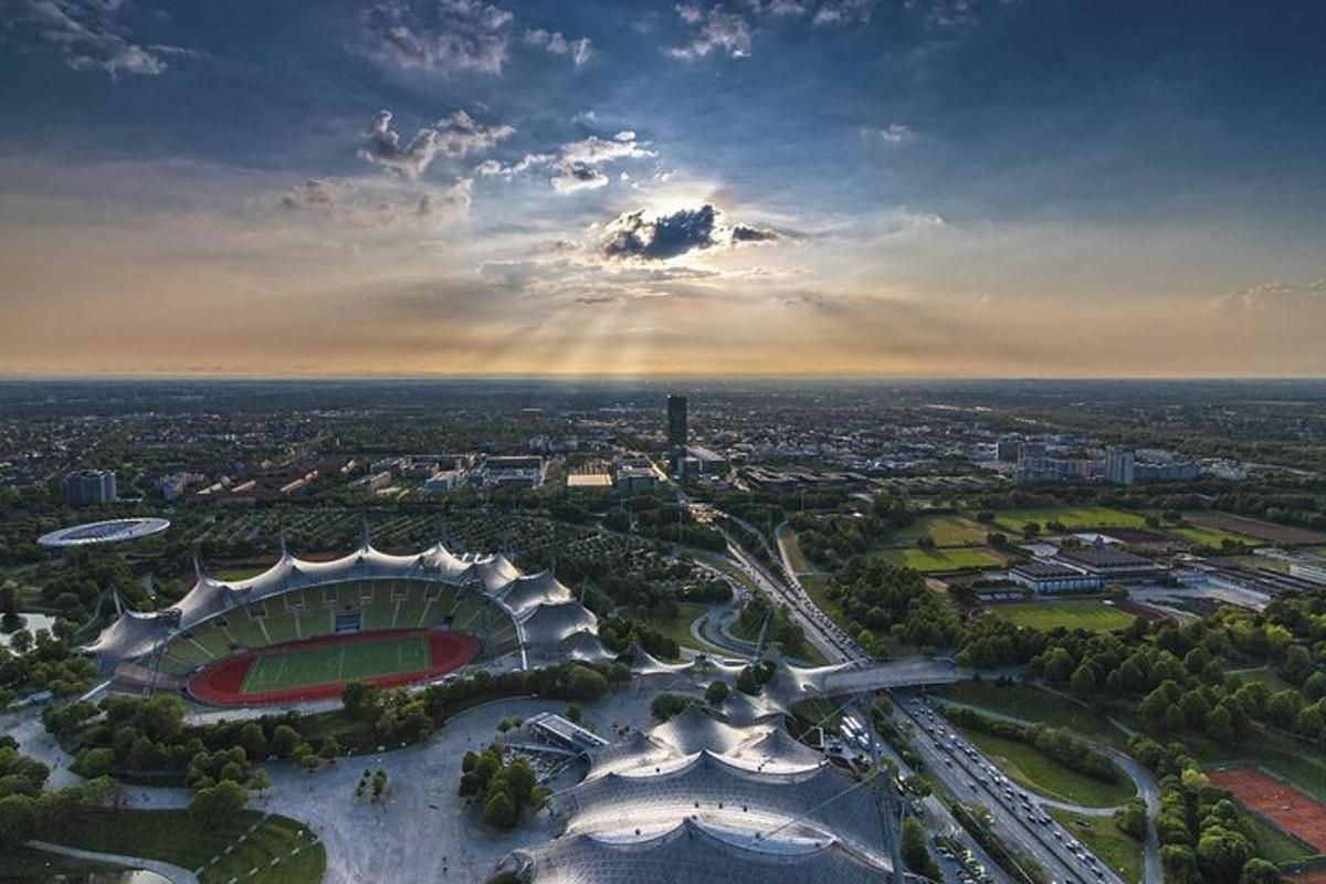isang aerial view ng isang stadium sa isang lungsod
