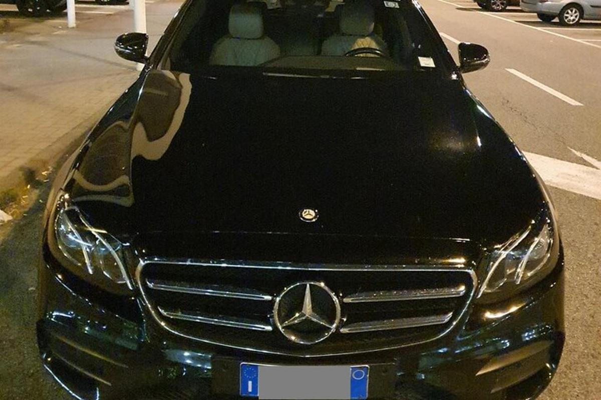 auto Mercedes Benz zaparkované na parkovišti