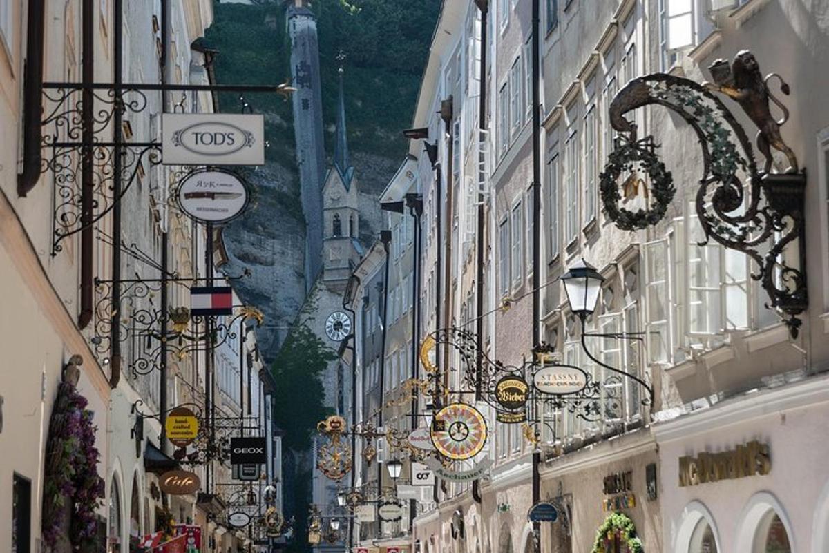 une rue de la ville avec de nombreux panneaux et bâtiments