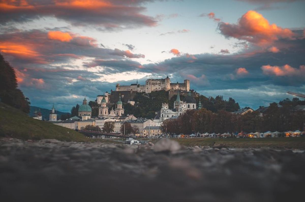 un grande castello in cima a una collina sotto un cielo nuvoloso