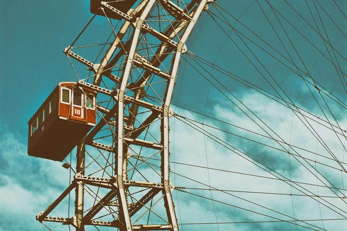 sebuah menara logam yang besar dengan trem di atasnya