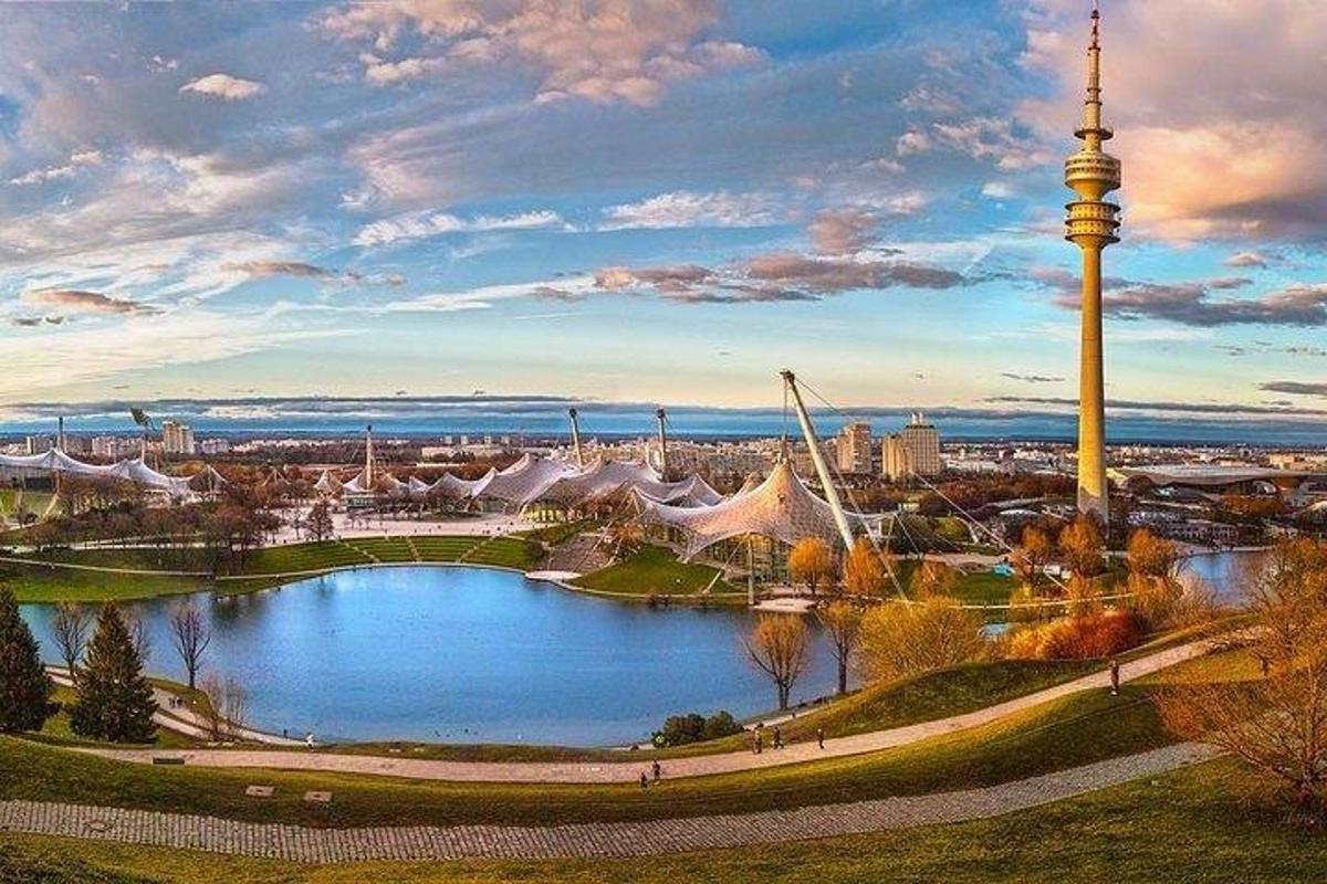 вид на місто з озером та вежею