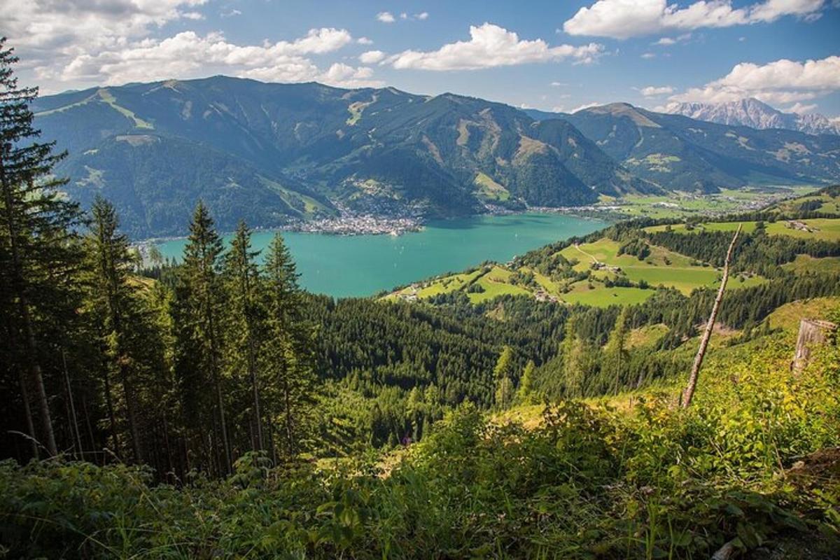 une vue sur un lac dans les montagnes