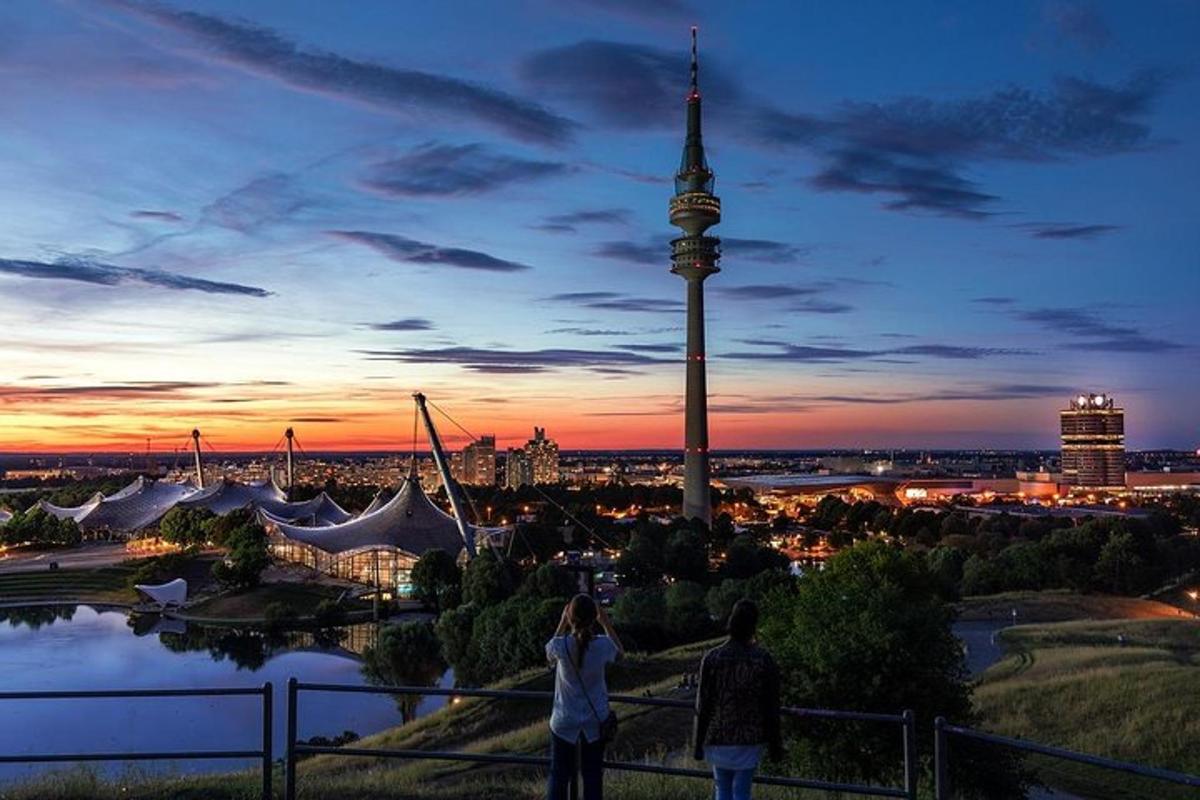 Пара фотографує місто на заході сонця