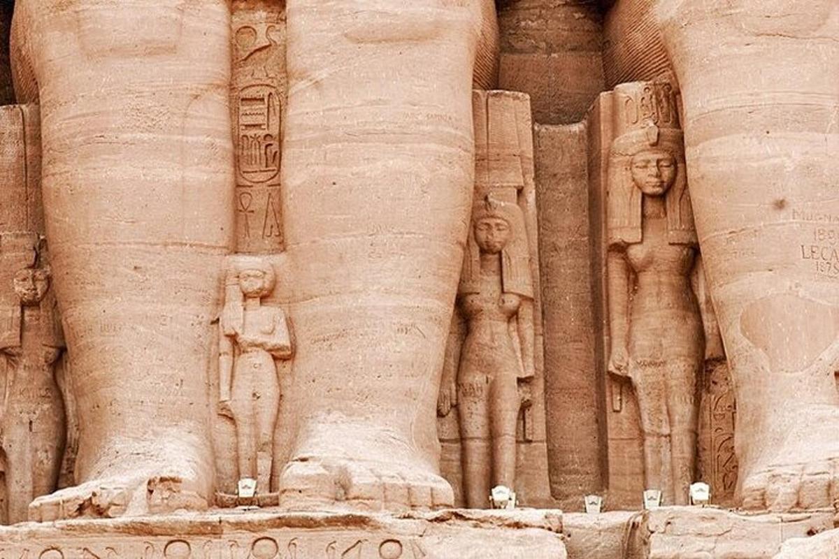 um grande edifício de pedra com estátuas