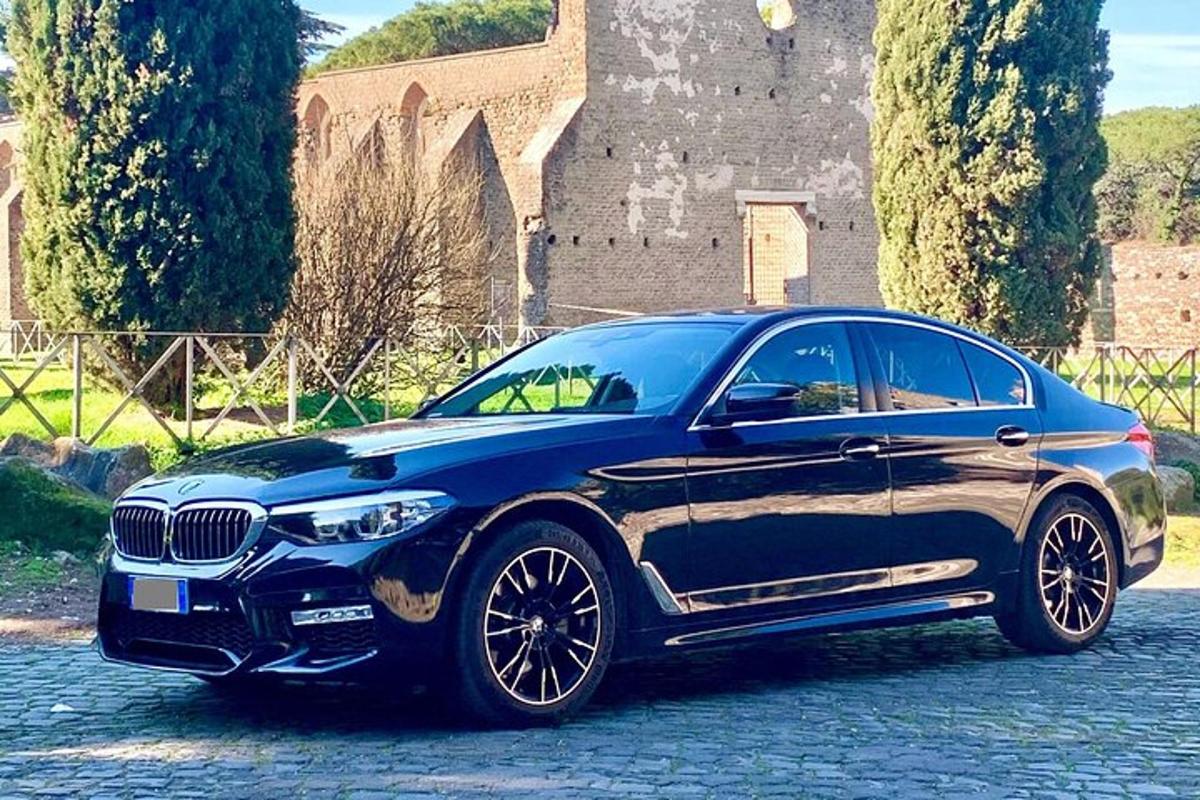 ein blauer BMW, der vor einem Schloss geparkt ist