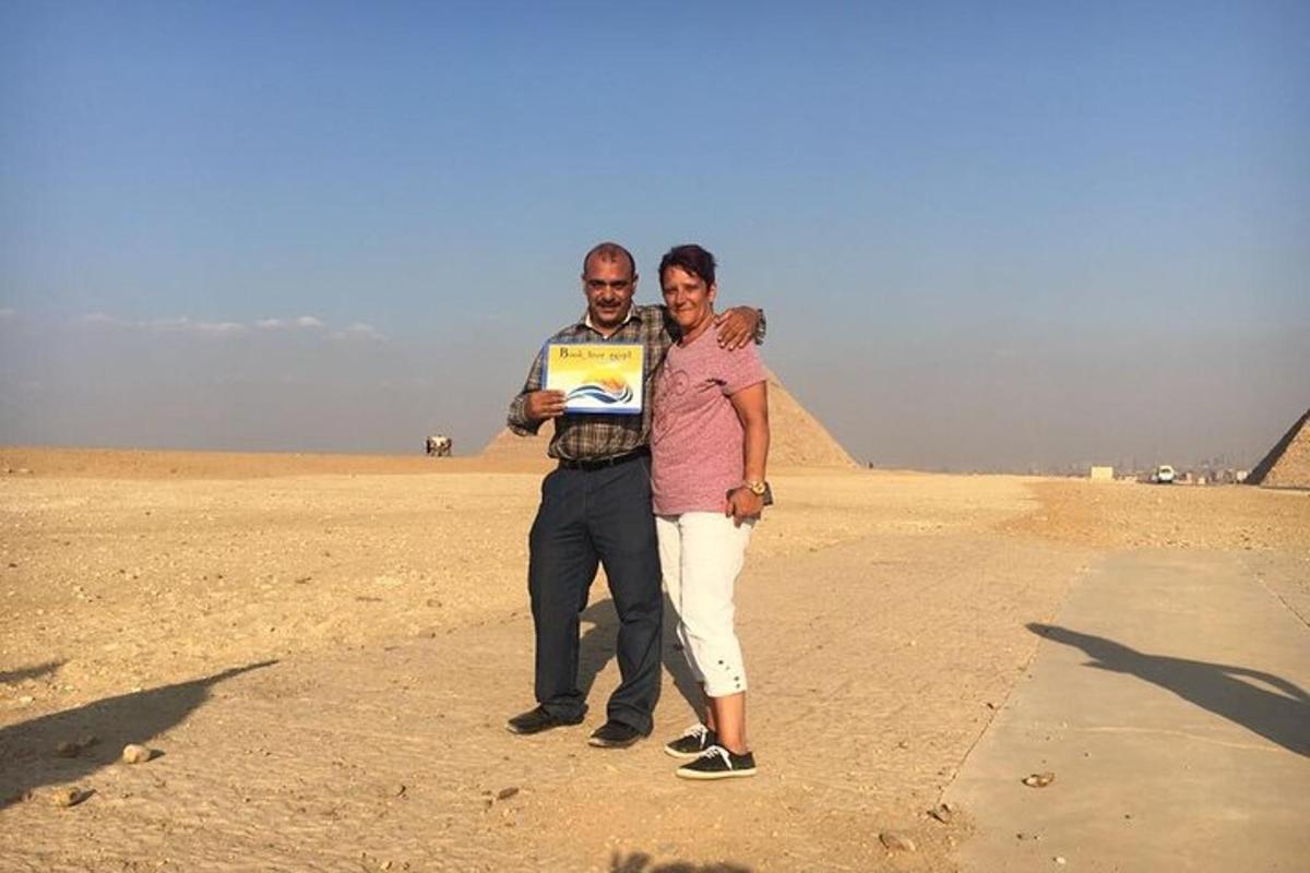 muž a žena stojaci pred pyramídou