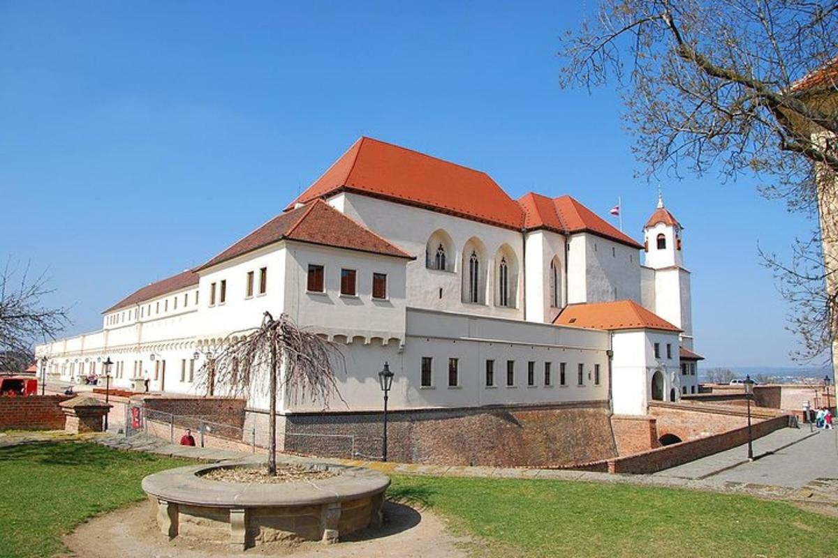 большое белое здание с красной крышей