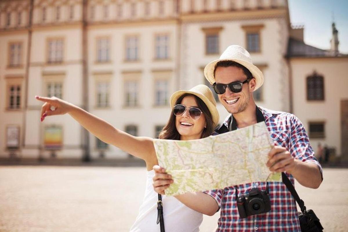 um homem e uma mulher olhando para um mapa