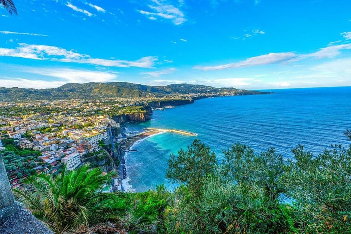uma vista de uma praia com uma cidade e o oceano