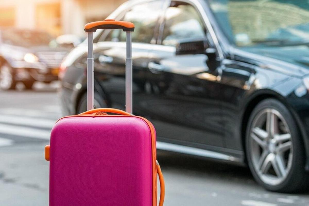 beg pakaian merah jambu duduk di hadapan kereta