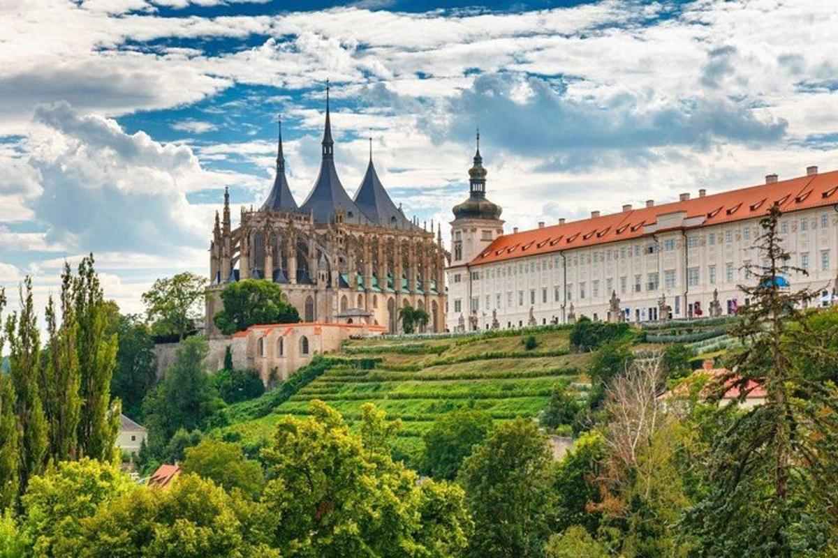 un castel pe vârful unui deal lângă clădiri