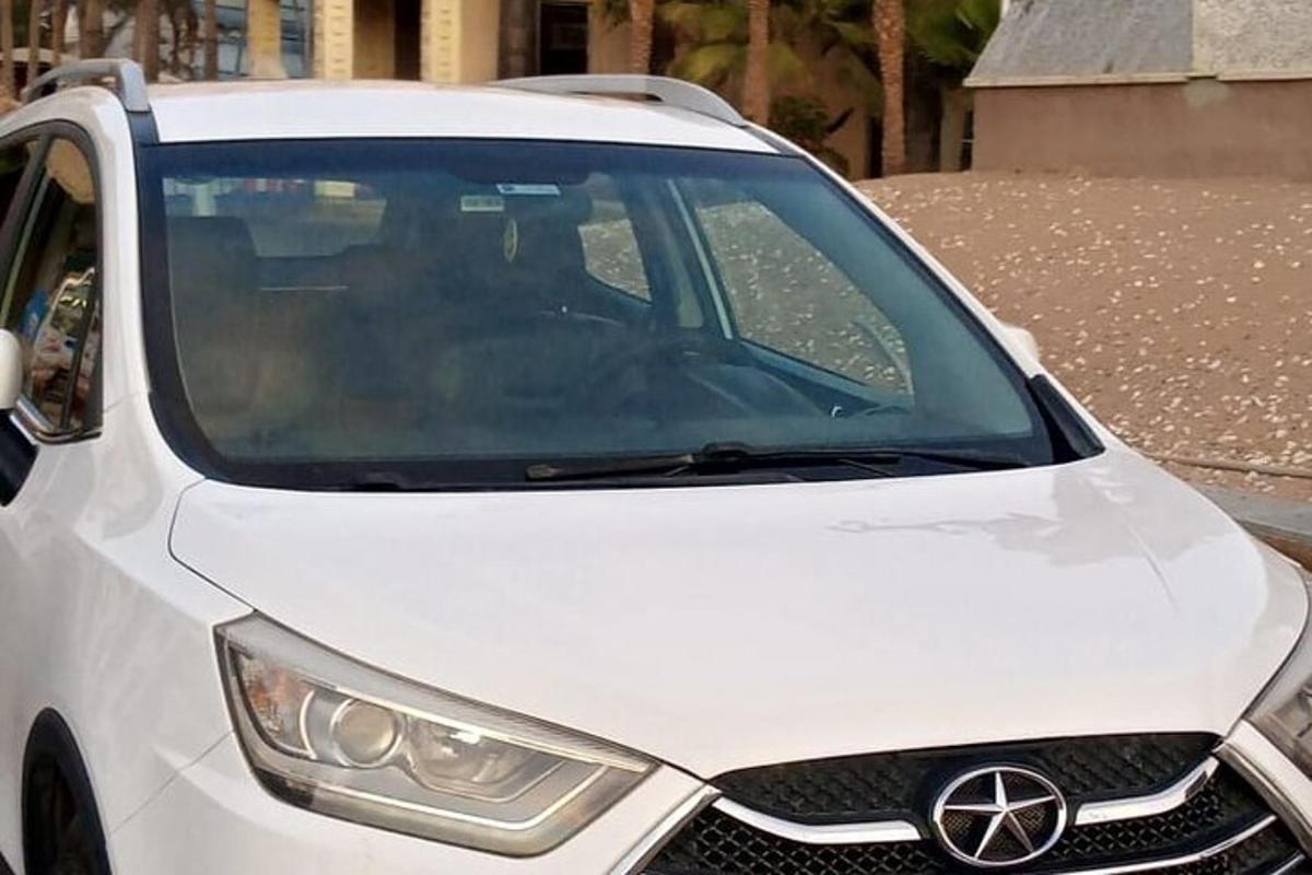 sebuah kereta putih diletakkan di tempat letak kereta