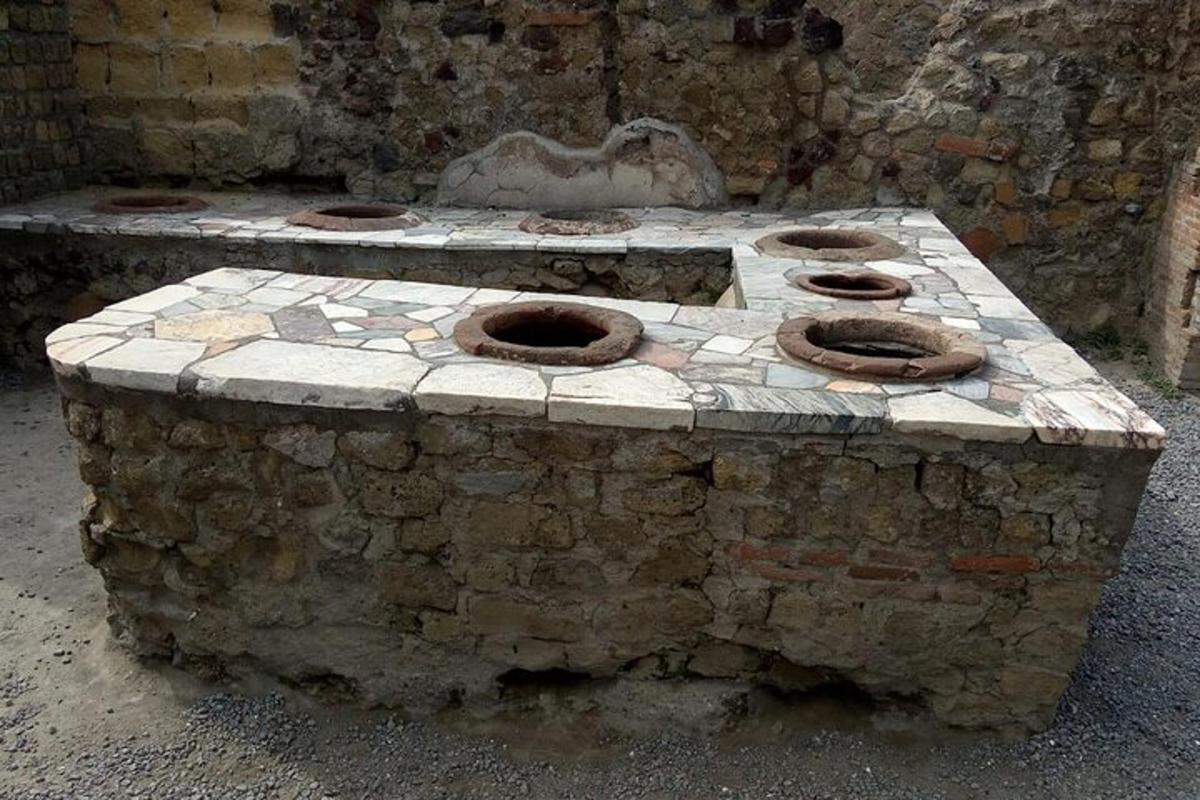 meja batu dengan oven batu di dalam gedung