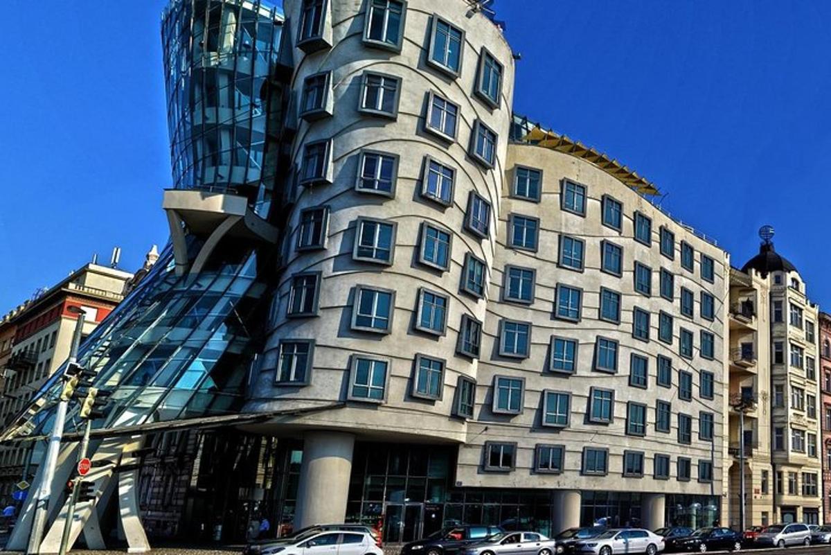 un grande edificio con auto parcheggiate di fronte