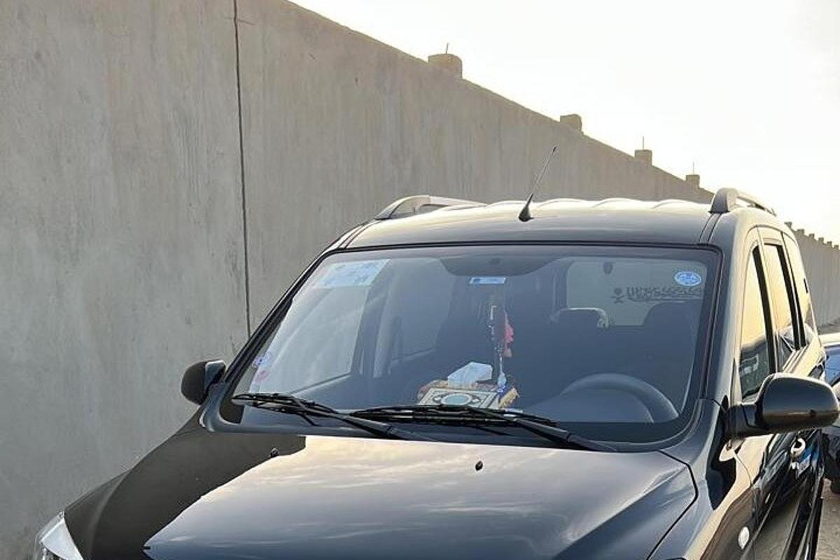 sebuah kereta diletakkan di sebelah dinding