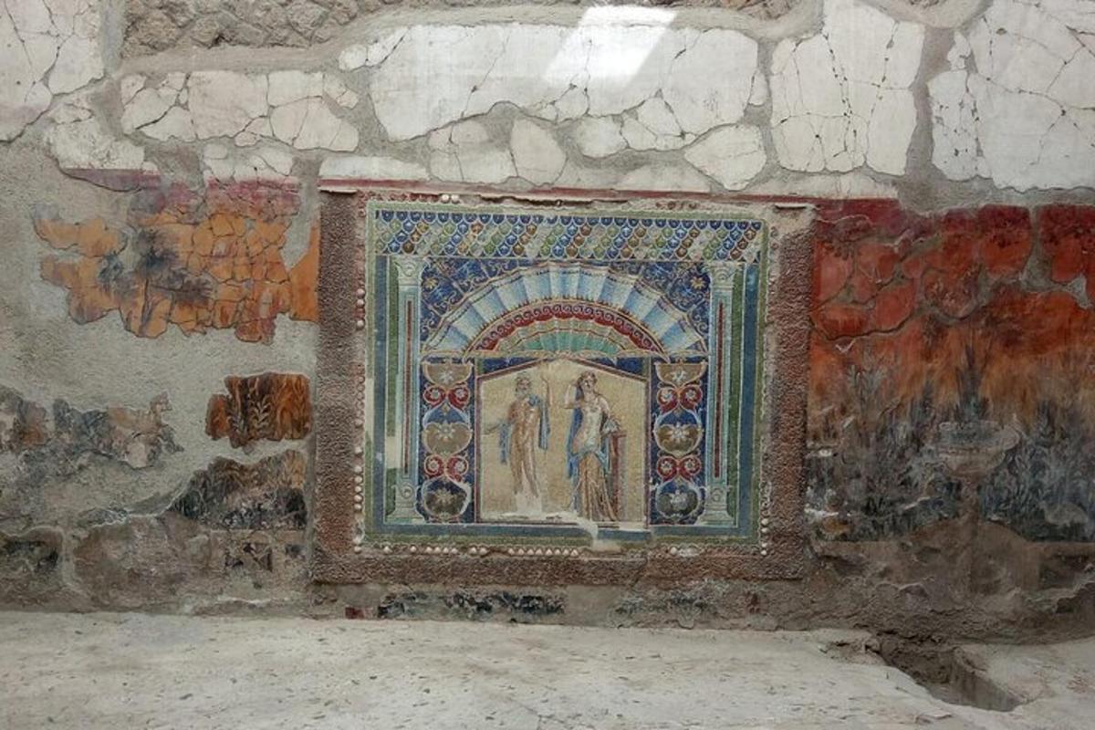 un mosaico di un dipinto su un muro