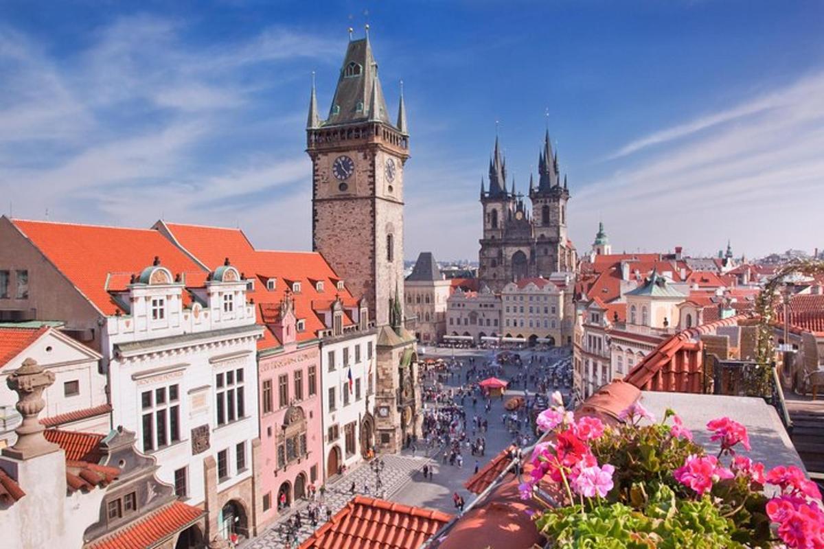 una vista di una città con una torre dell'orologio
