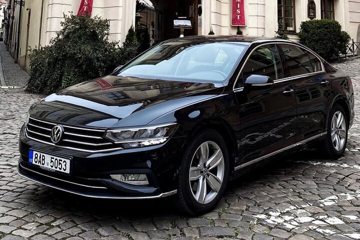 černé auto zaparkované na dlážděné ulici