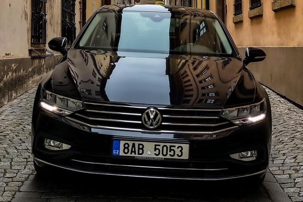 černé auto je zaparkované na ulici