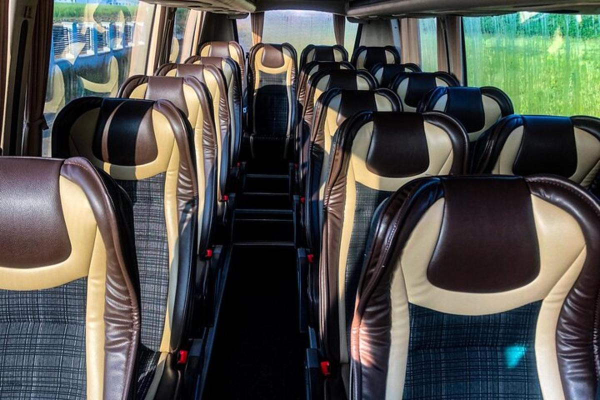 egy üres busz üres üléssorokkal