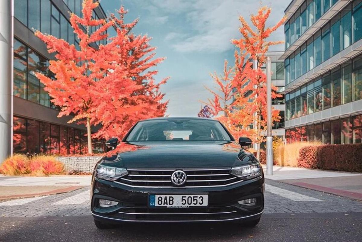 černé auto zaparkované před budovou