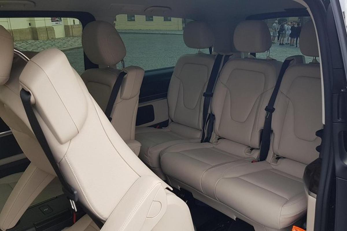 dois assentos na parte traseira de uma minivan