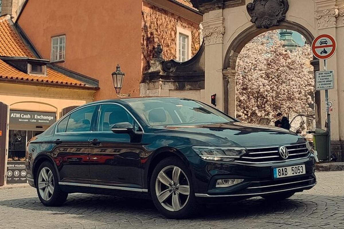 černé auto zaparkované na městské ulici