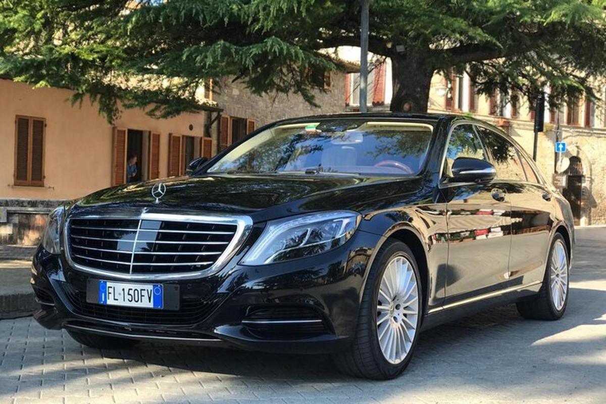 černé auto zaparkované na kraji ulice