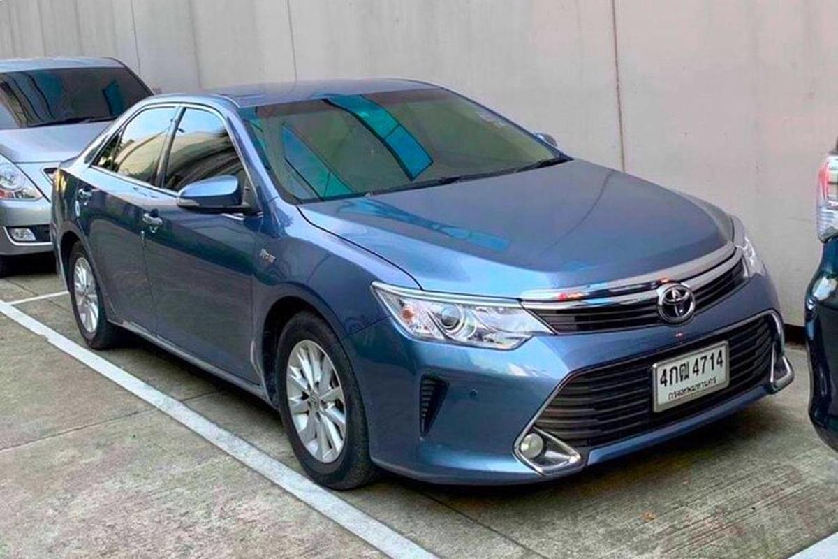 Un coche azul estacionado en un estacionamiento