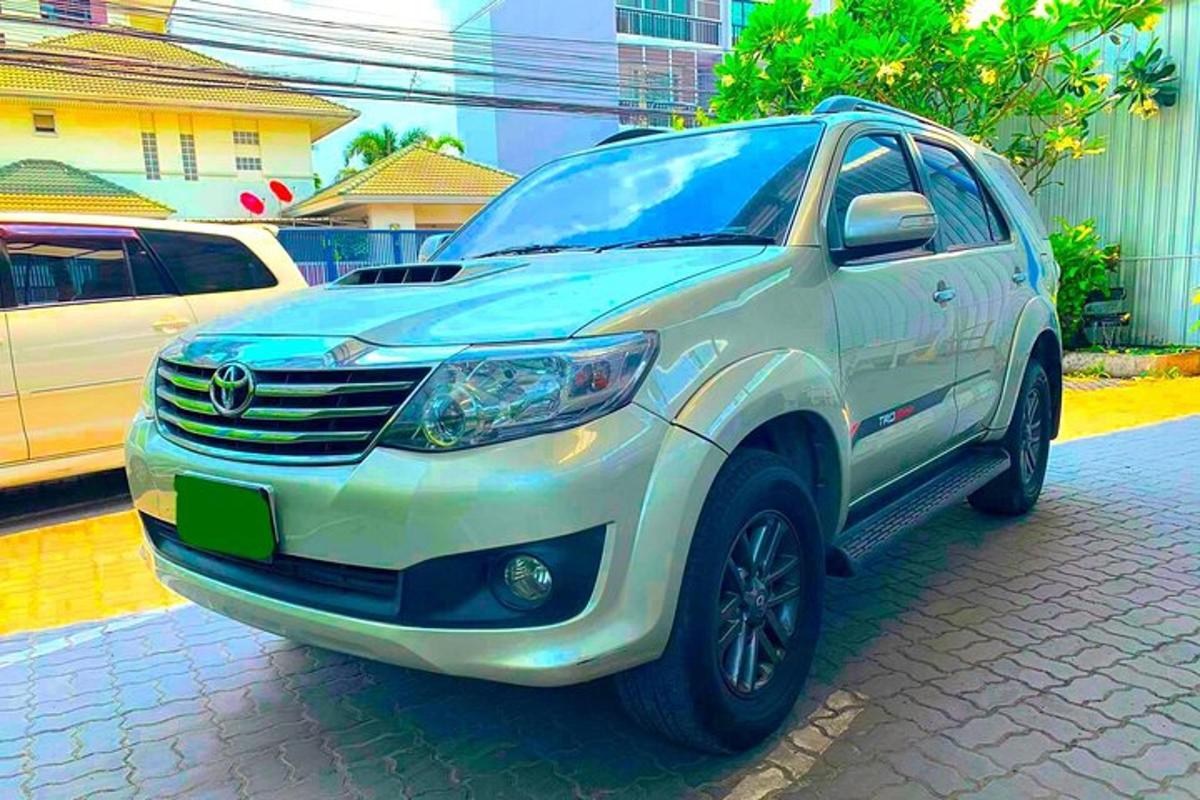 Ein weißer SUV ist auf einer Straße geparkt