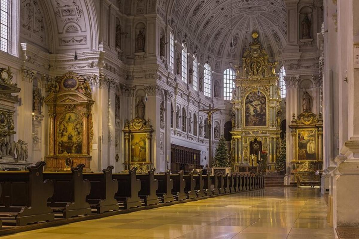 en stor kirke med aasteryasteryasteryasteryasteryasteryasteryasteryasteryastery