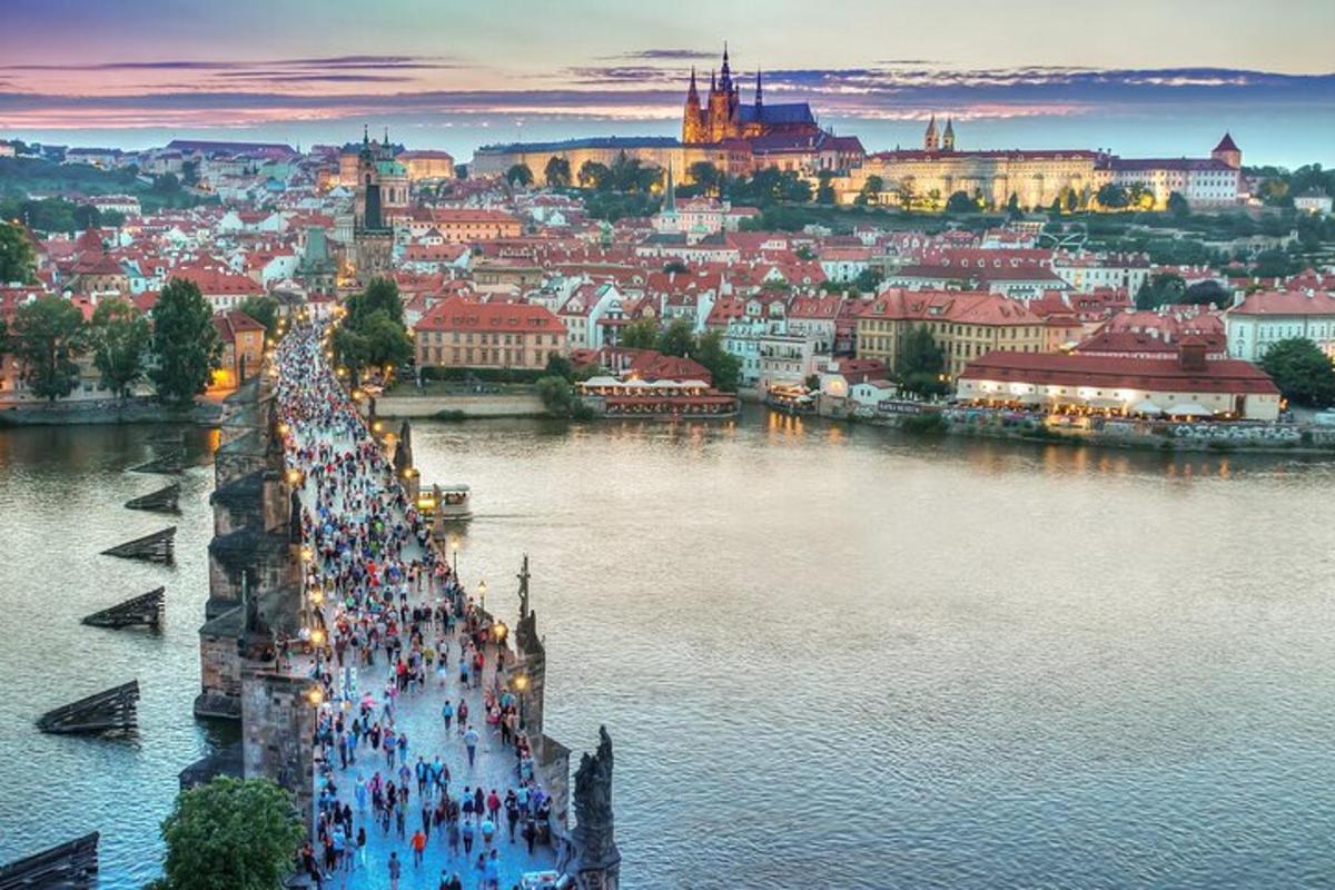 skupina ľudí kráčajúcich po moste ponad rieku