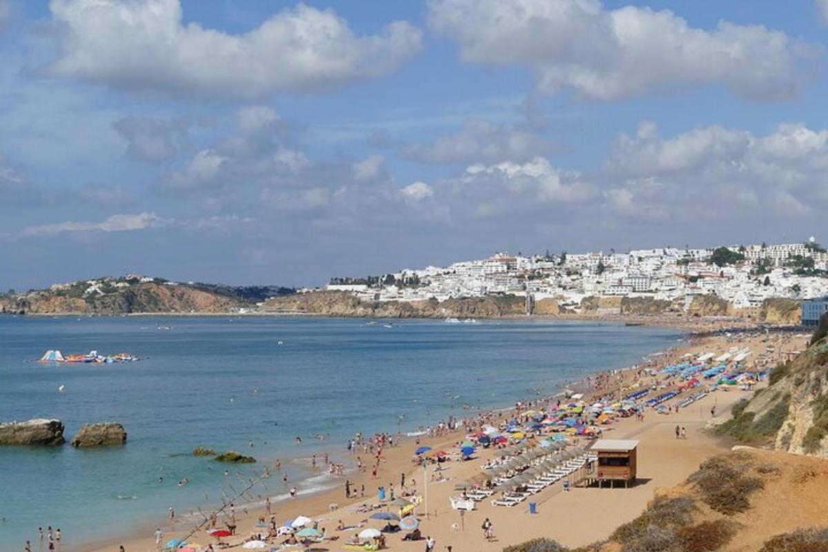 une plage avec beaucoup de parasols et de monde