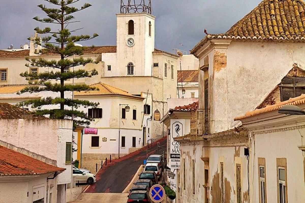 une rue de la ville avec une église et une tour de l'horloge