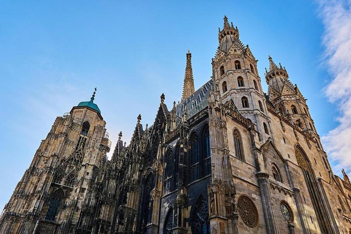 en stor katedral med en blå himmel i bakgrunnen