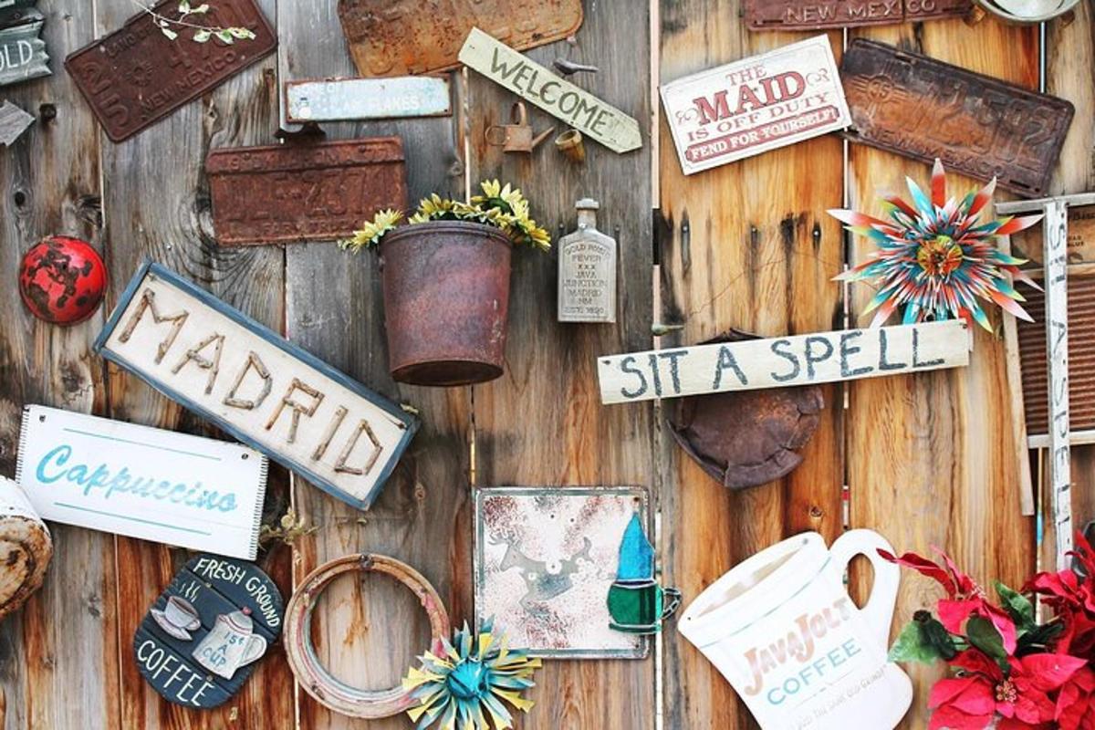 um monte de placas em uma parede de madeira