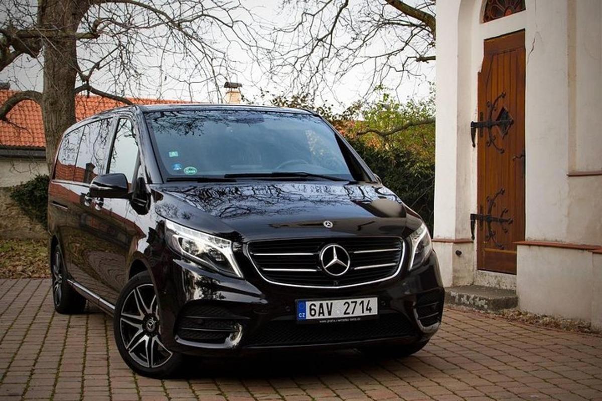 maja ees pargitud must auto