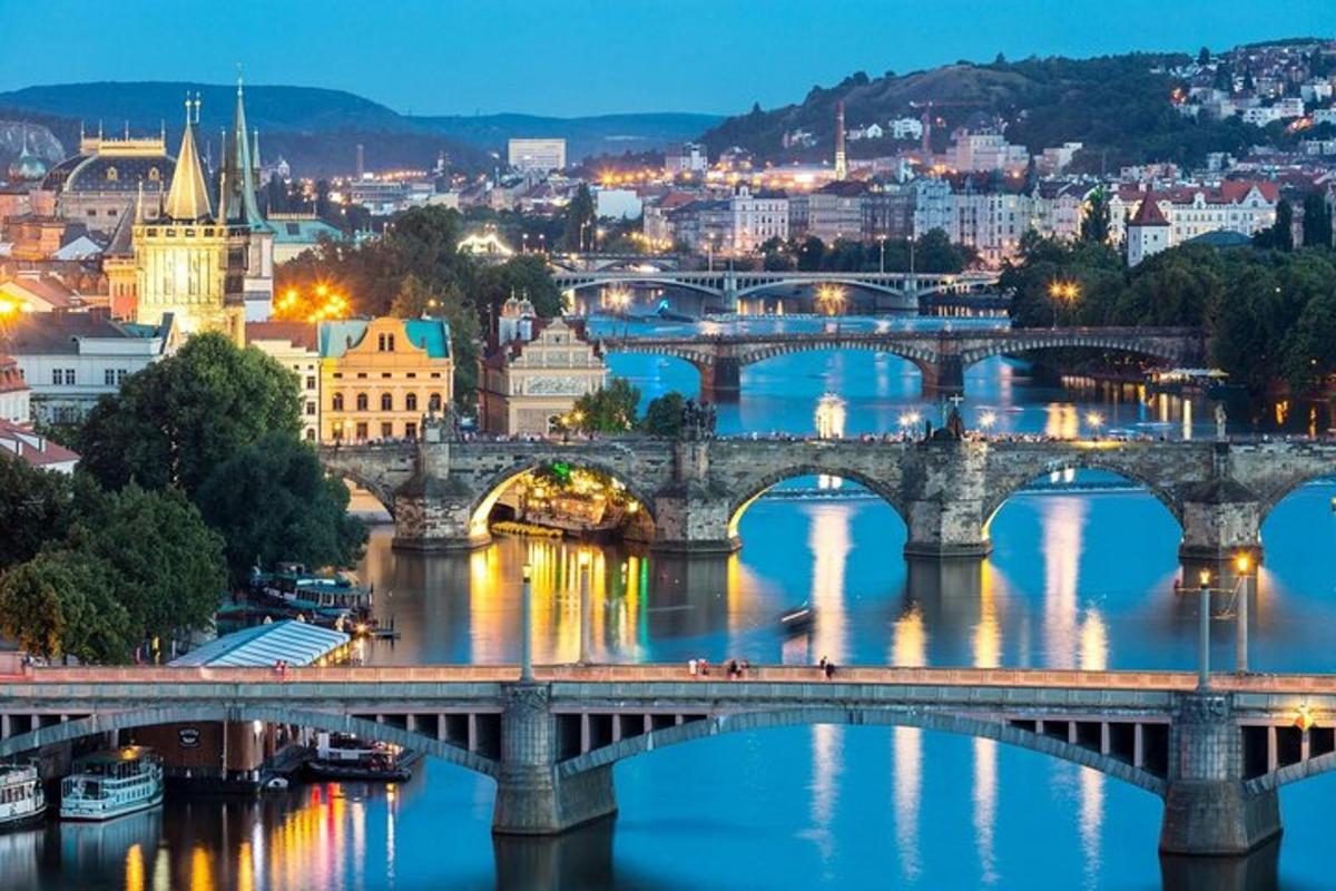most přes řeku Vltavu v Praze v noci