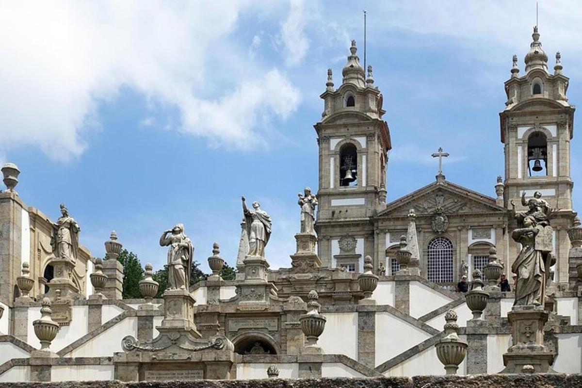 un grande edificio con due torri e statue su di esso