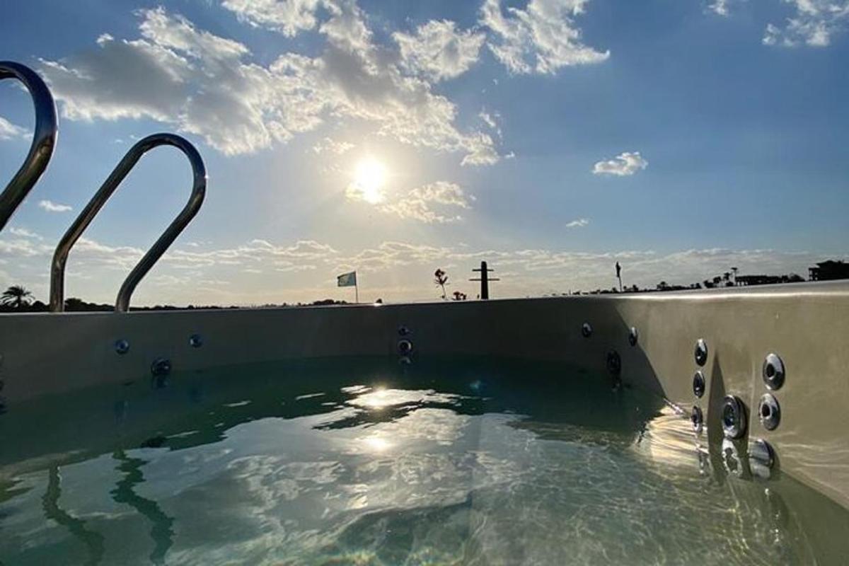 太陽を背景にした水たまり