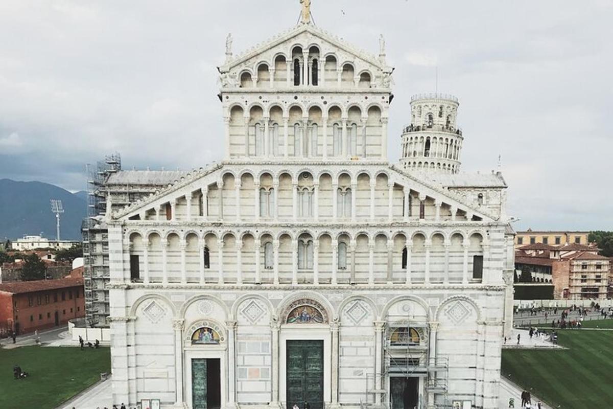Un gran edificio blanco con una torre encima.