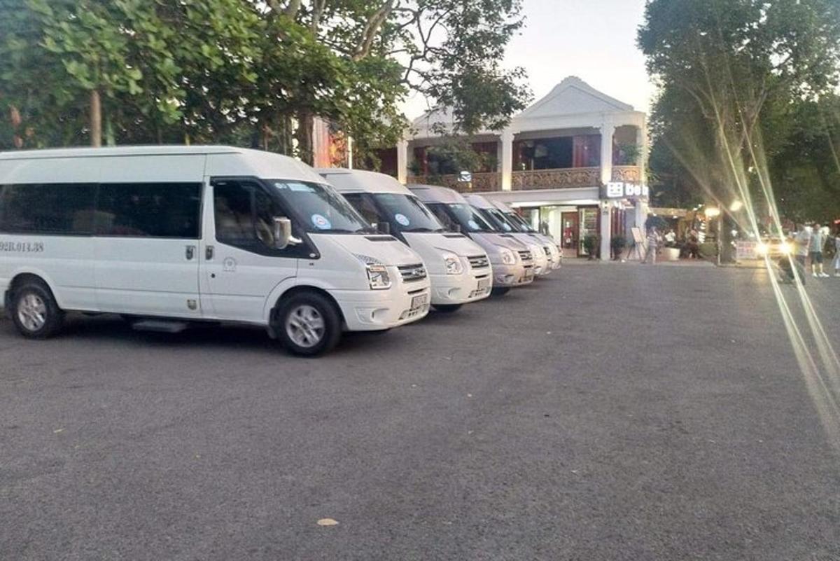 eine Reihe weißer Lieferwagen auf einem Parkplatz
