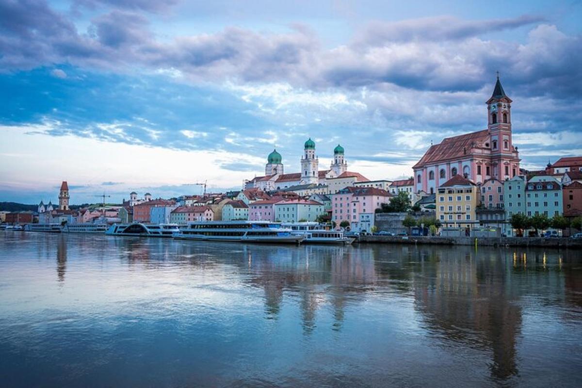 pohľad na mesto s riekou a budovami
