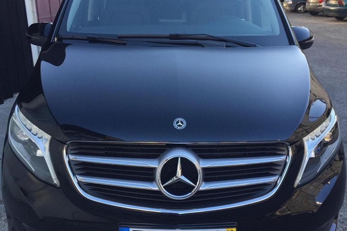 Mercedes-Benz -auto pysäköitynä pysäköintialueelle