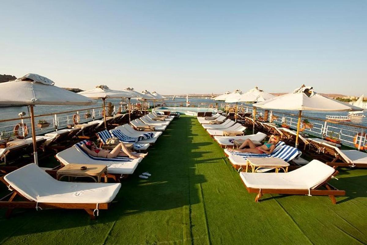 una fila di sedie a sdraio e ombrelloni su una spiaggia