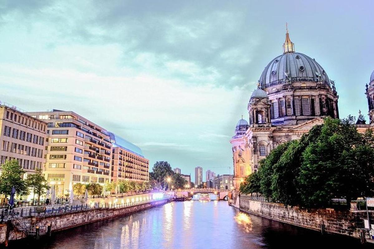 Una vista de un río en una ciudad con edificios.